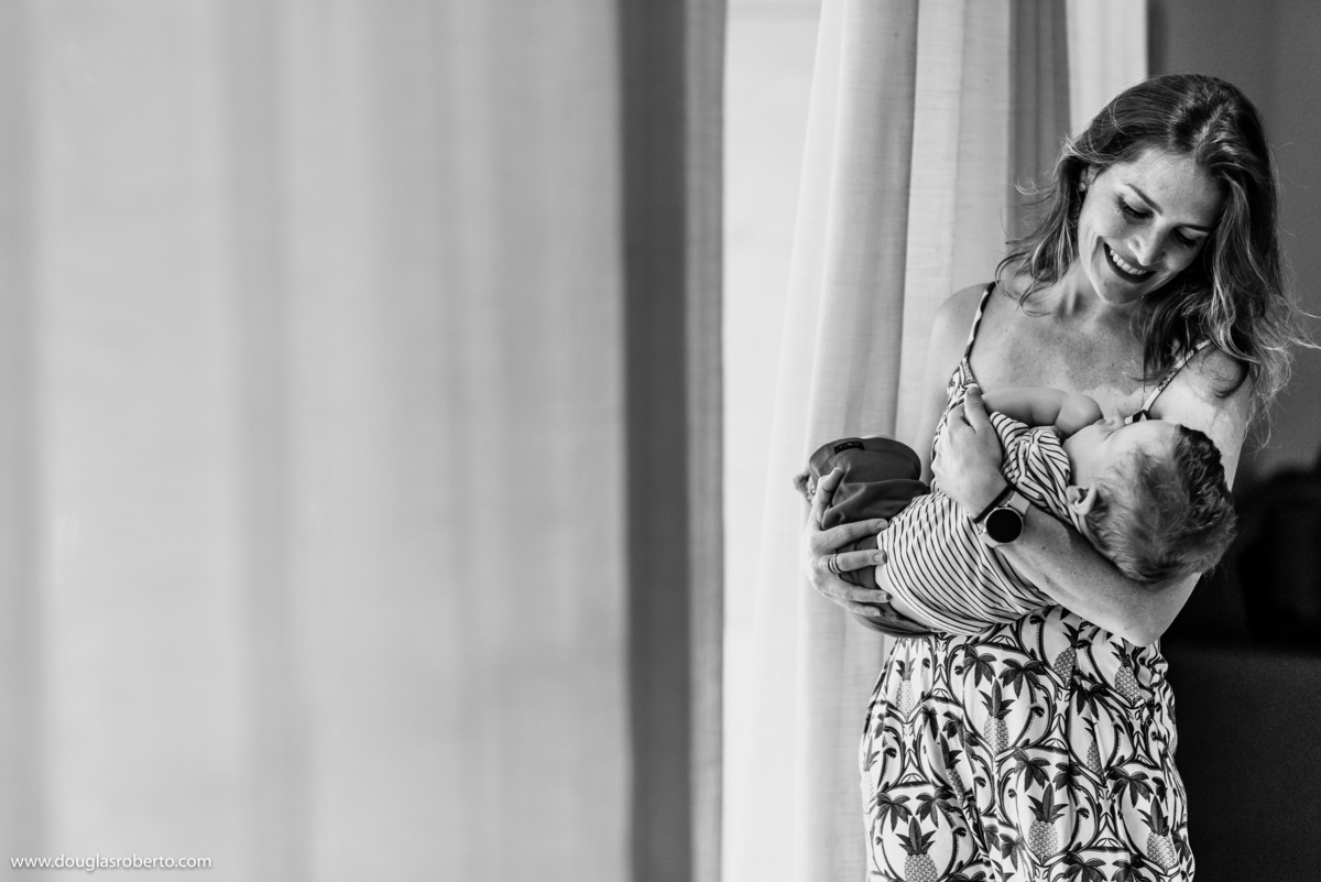 mãe brincando com o filho