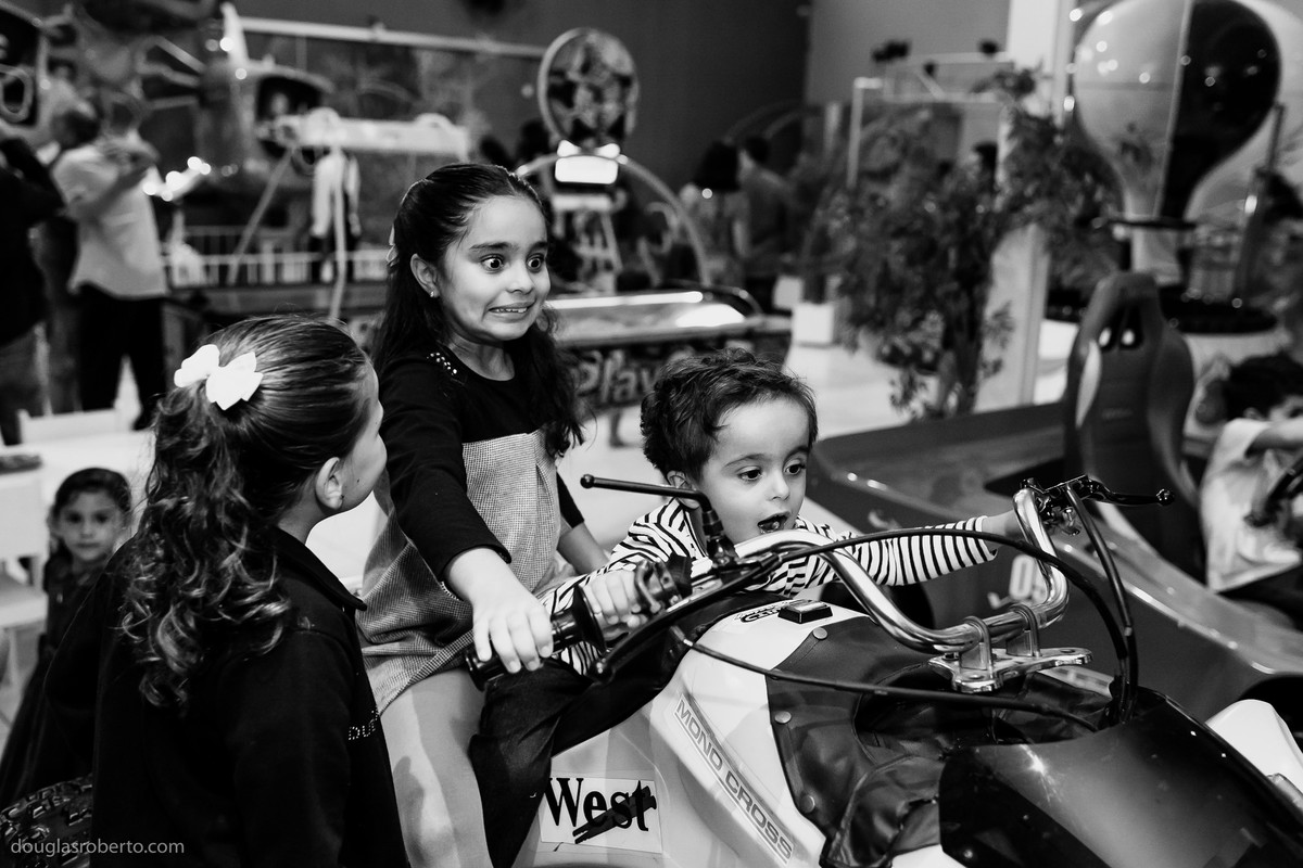 crianças brincando no carro