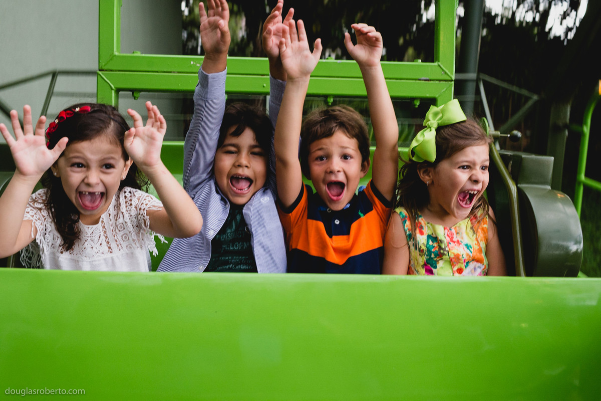 crianças no barco pirata