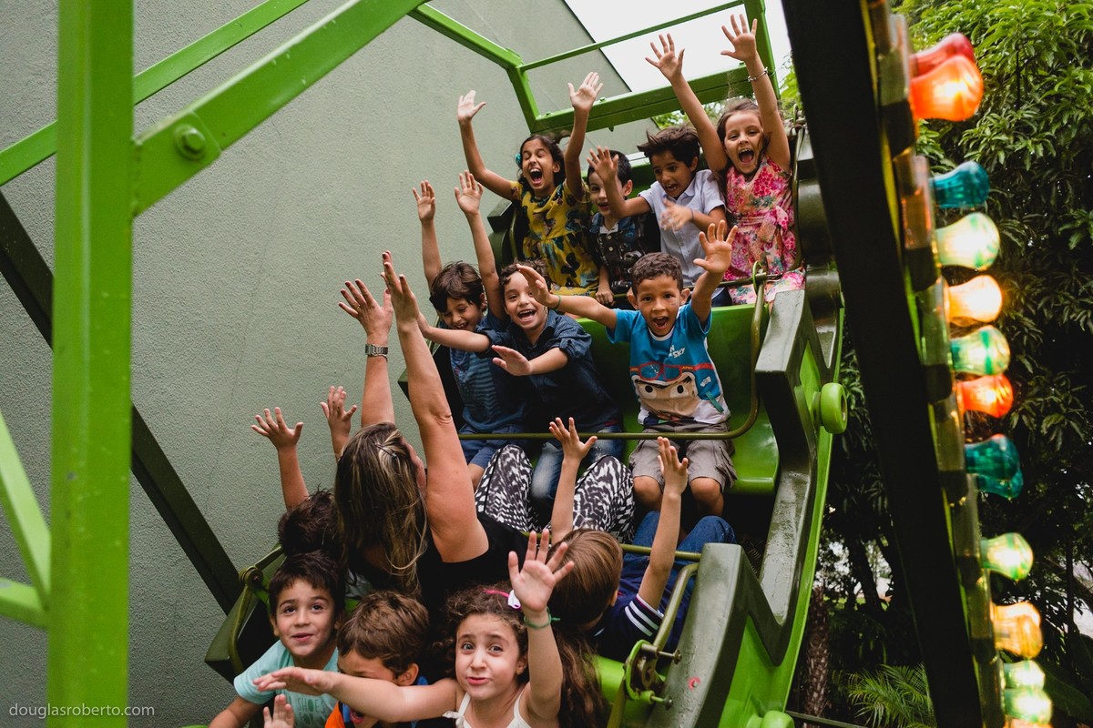 crianças no barco pirata