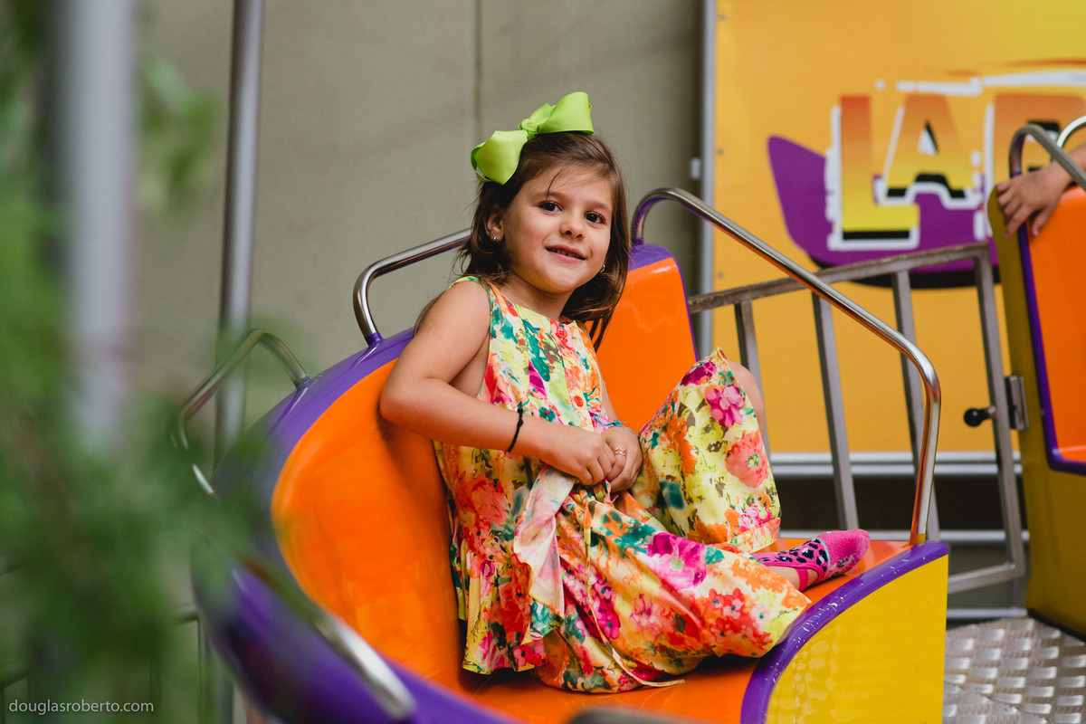 criança no balanço