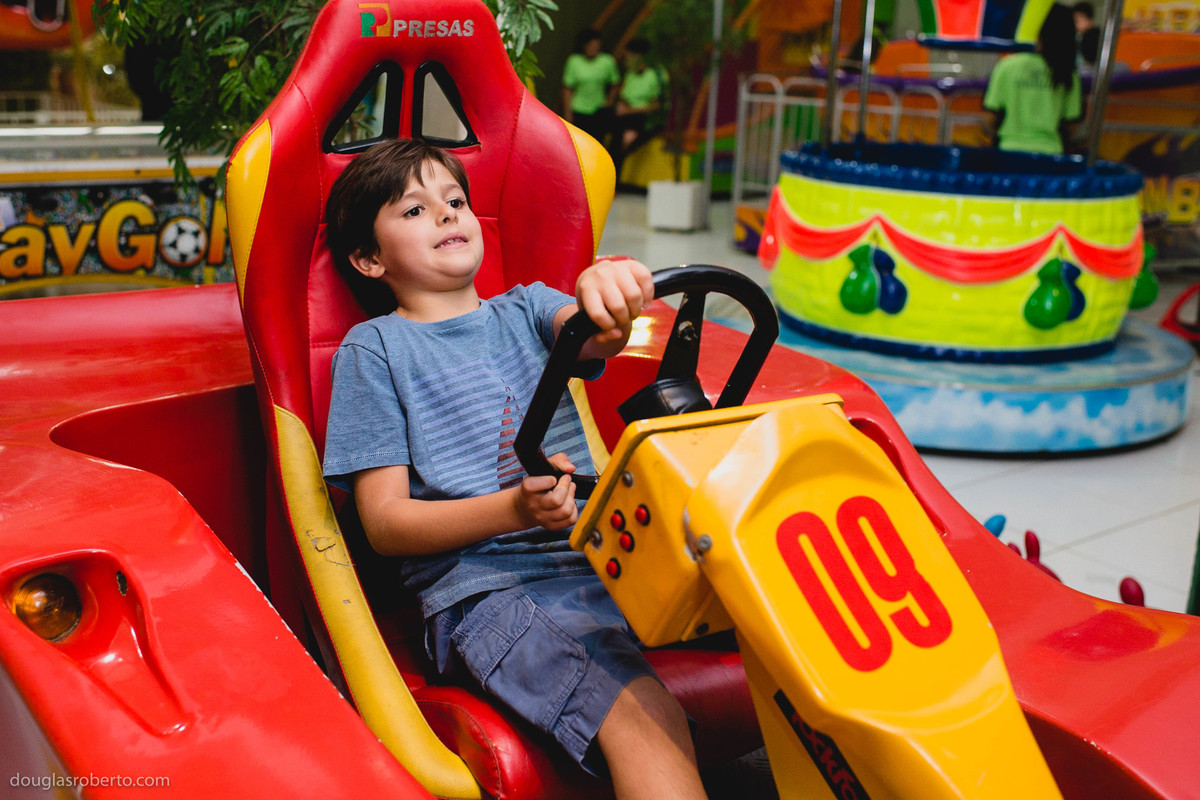 menino brincando no carro