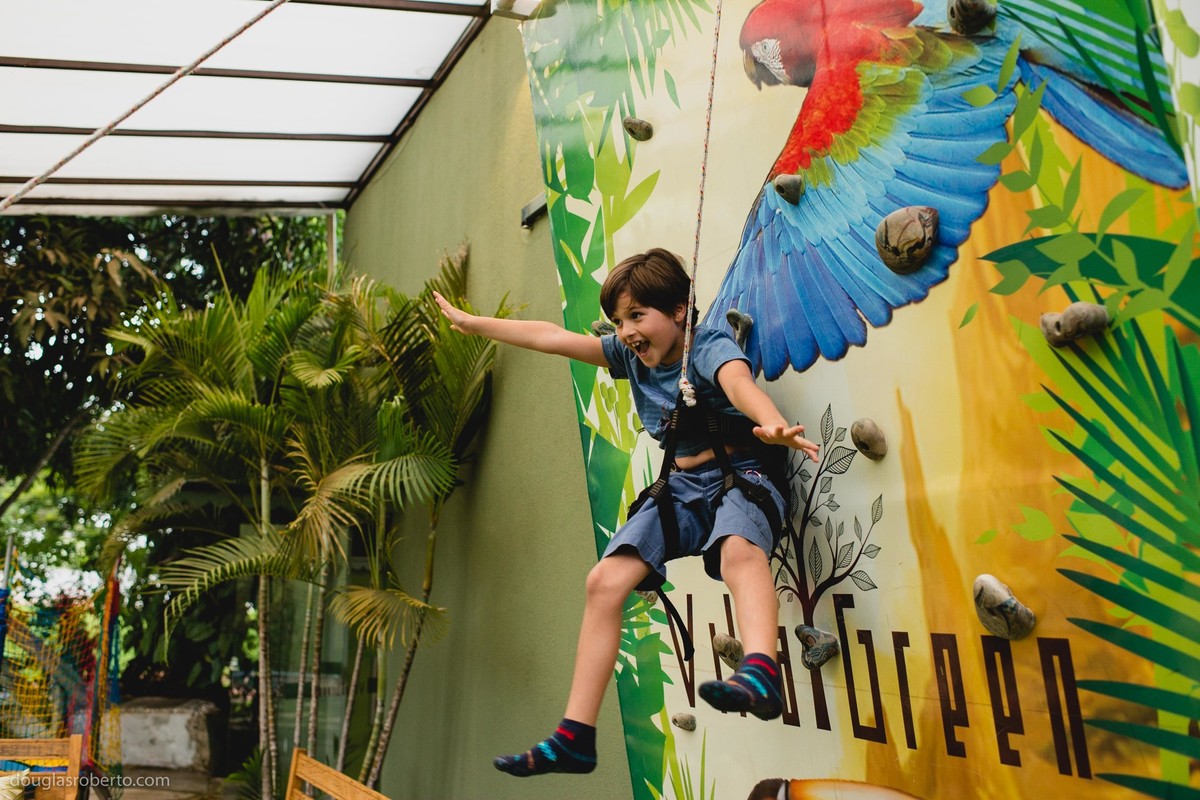 criança fazendo rapel