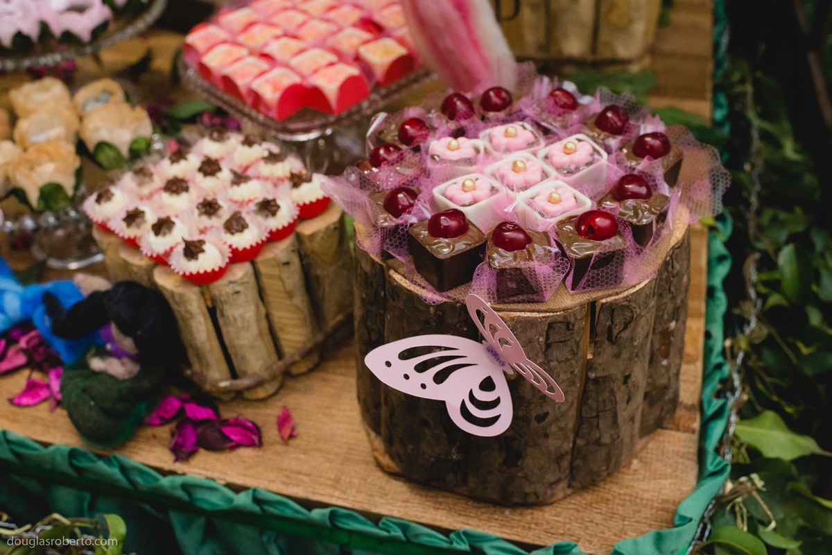mesa de docinhos de festa infantil