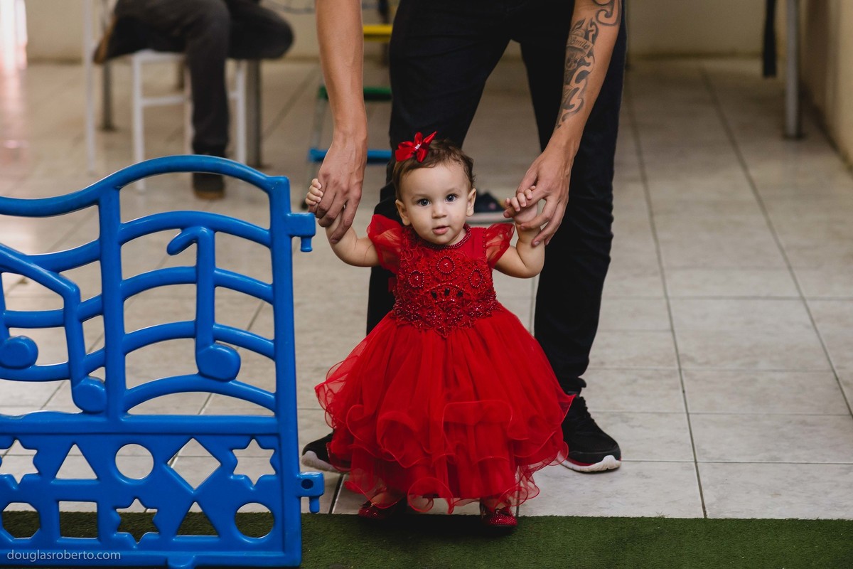 menina brincando com o pai