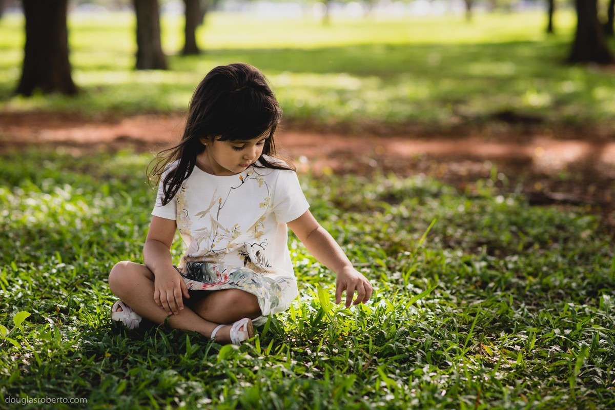 Criança brincando com as plantas