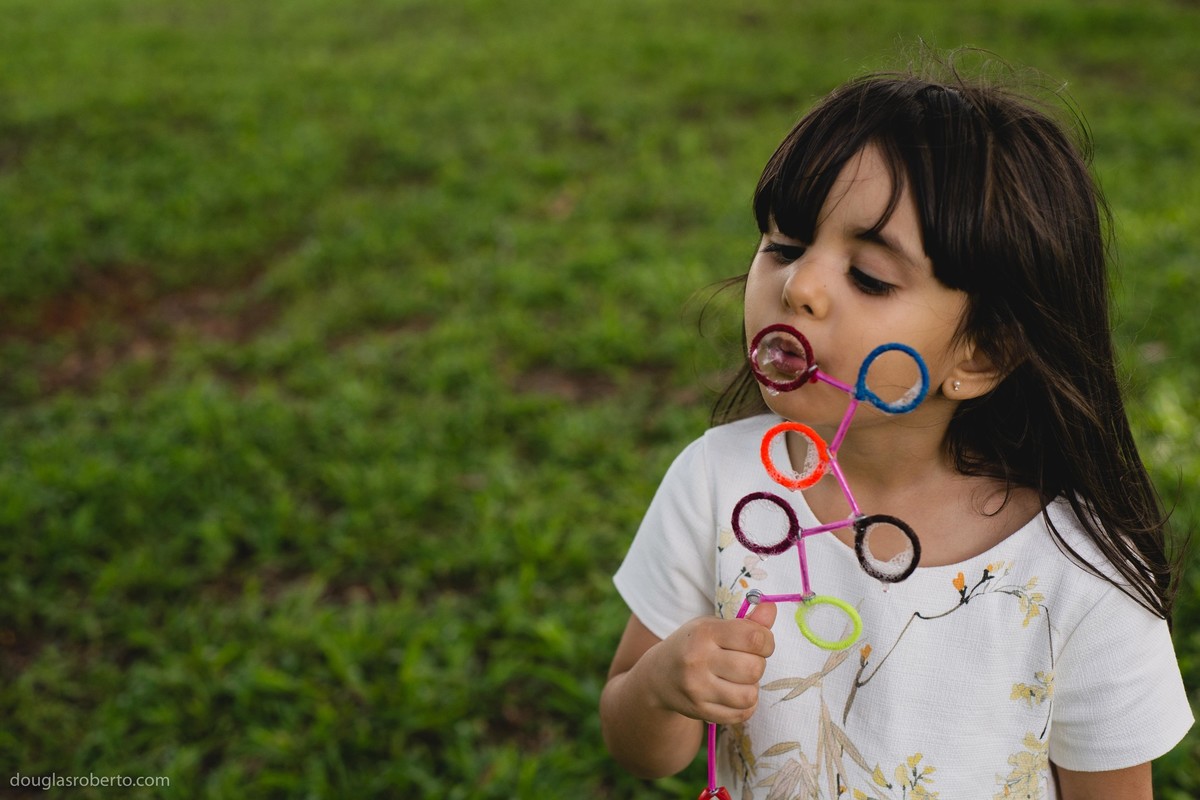 menina sobrando bolas de sabão