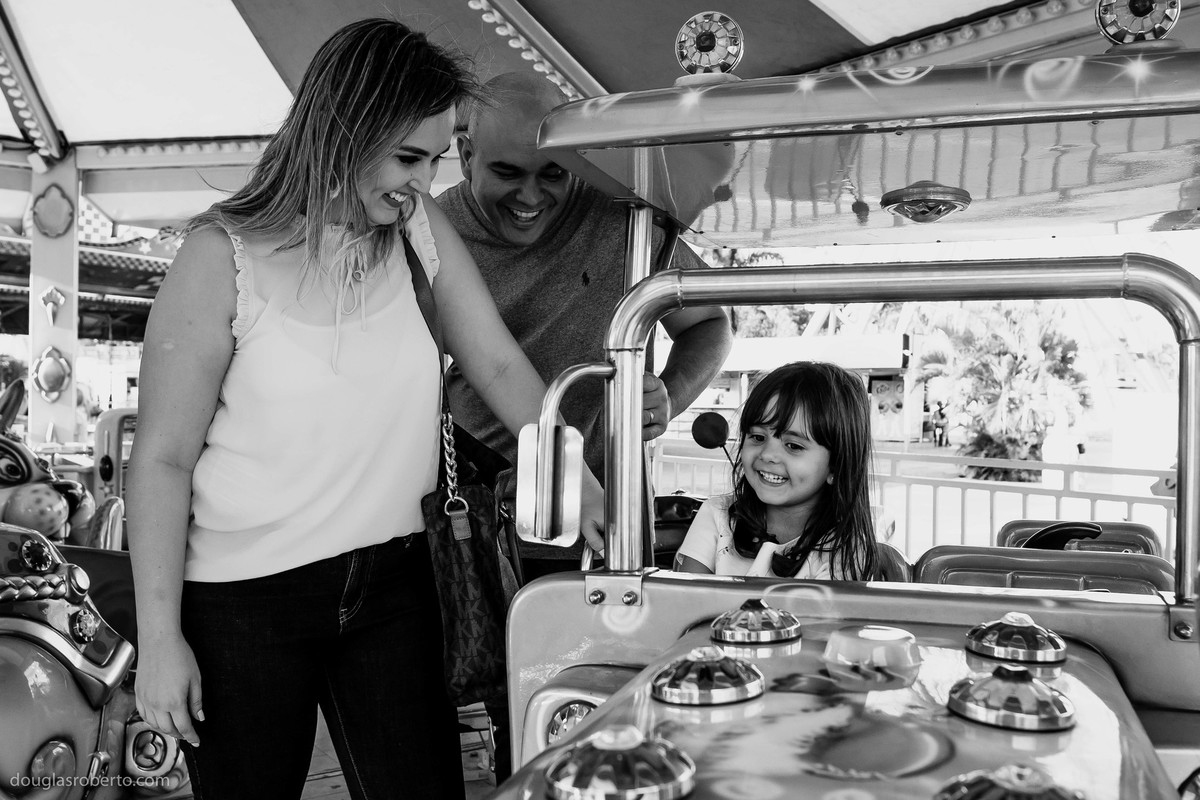 menina brincando com os pais