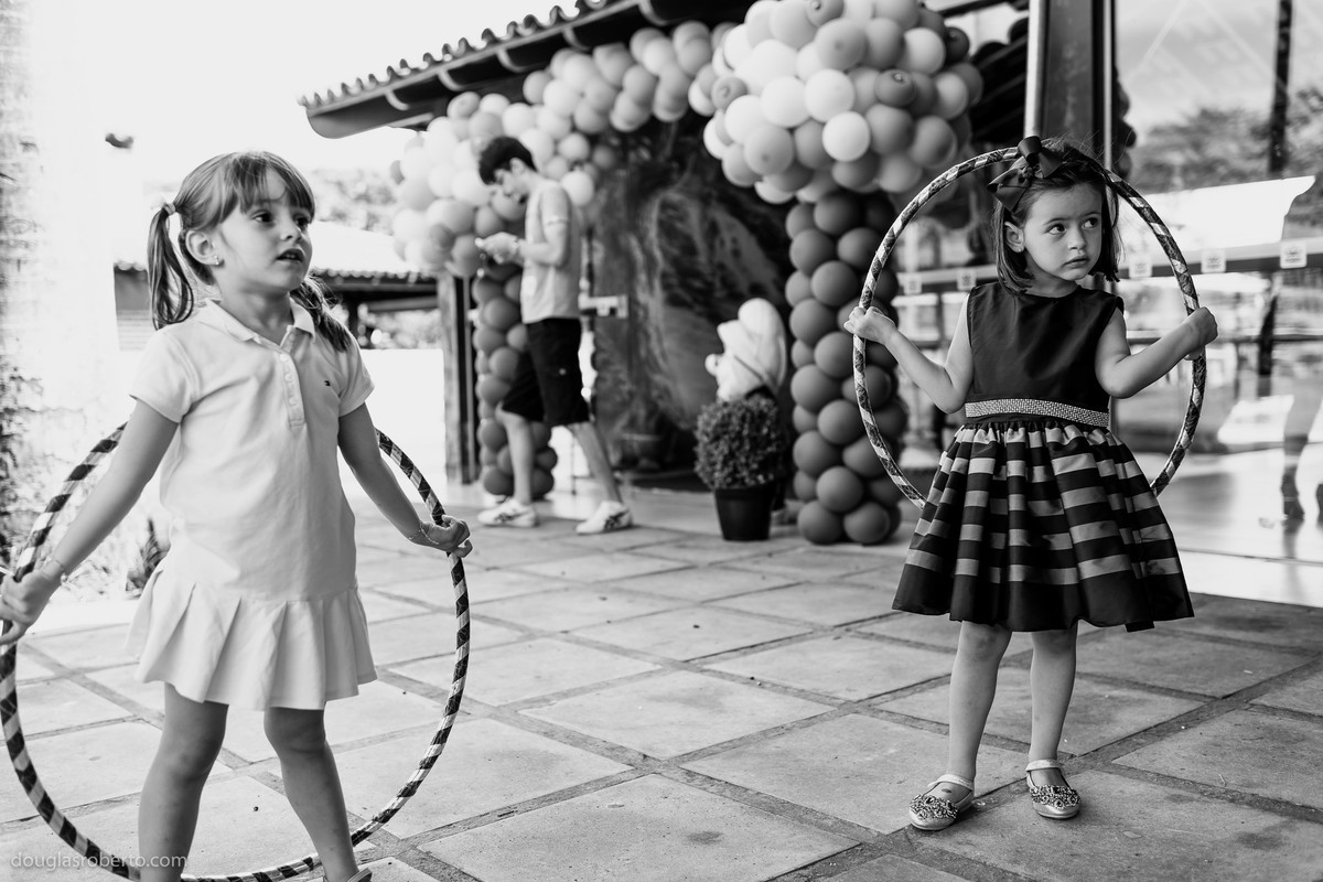 crianças brincando com bambolê