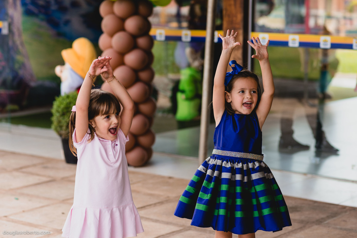 crianças brincando com bambolê