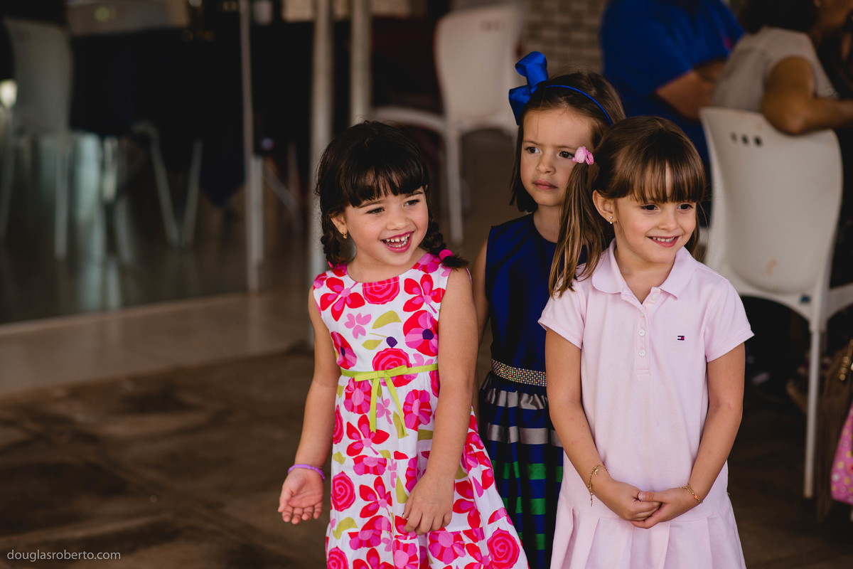 crianças brincando com bambolê