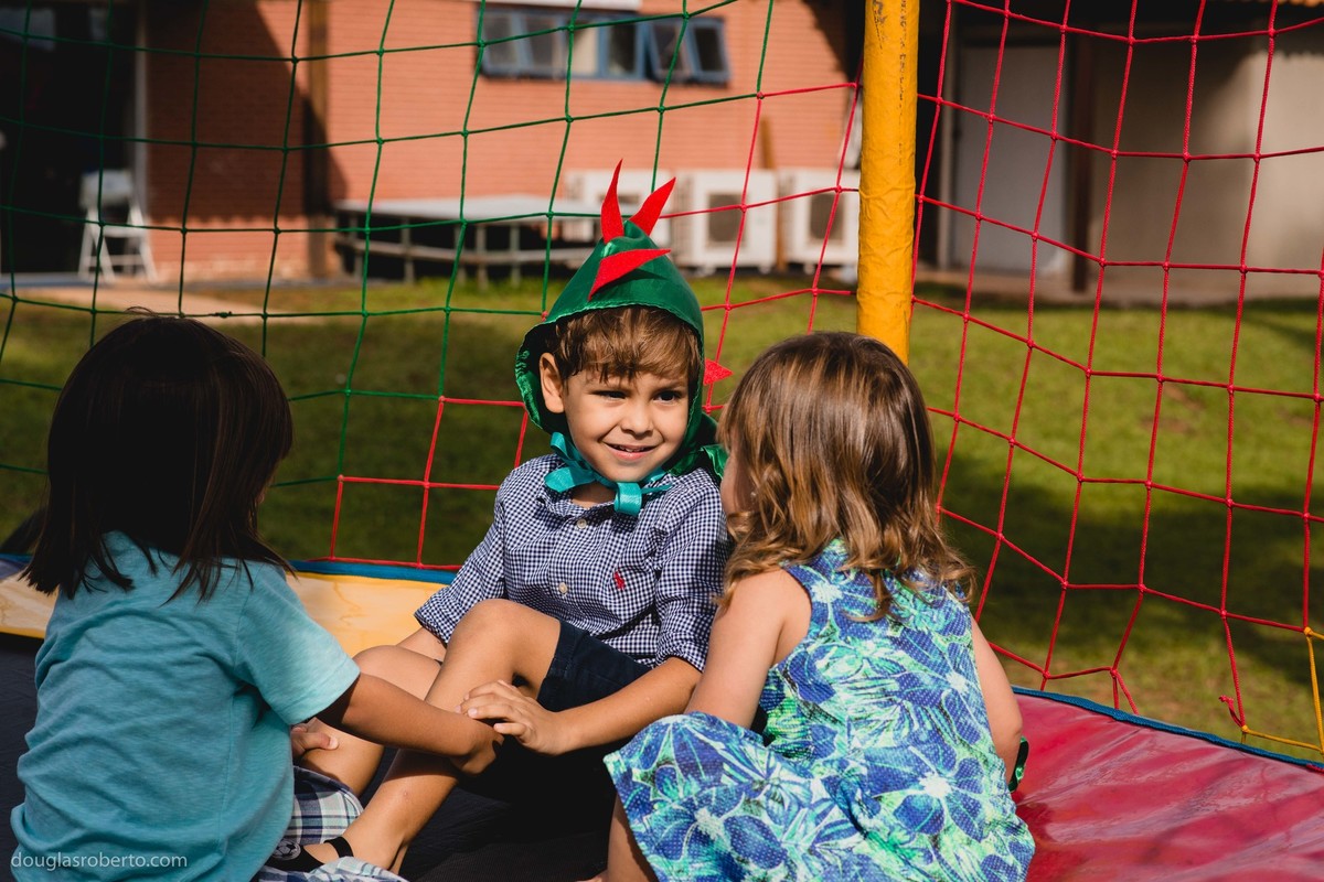 crianças no pula pula