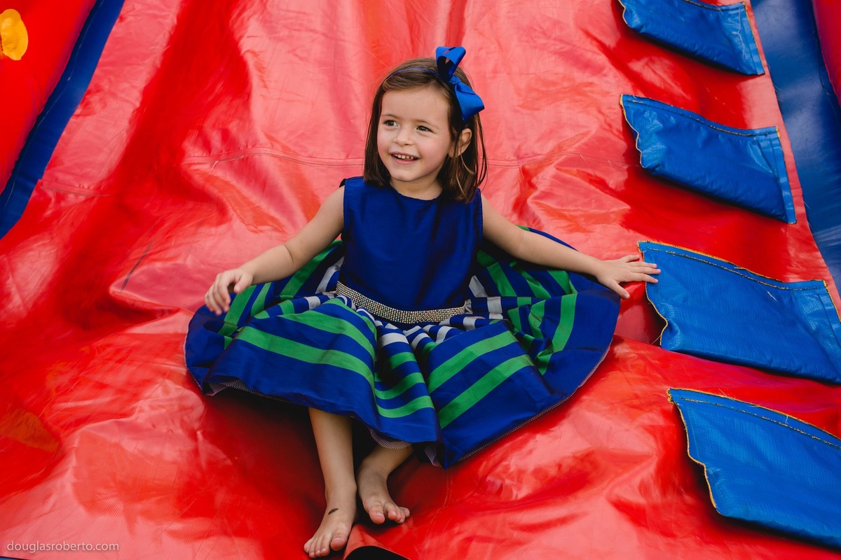 criança escorregando no escorregador