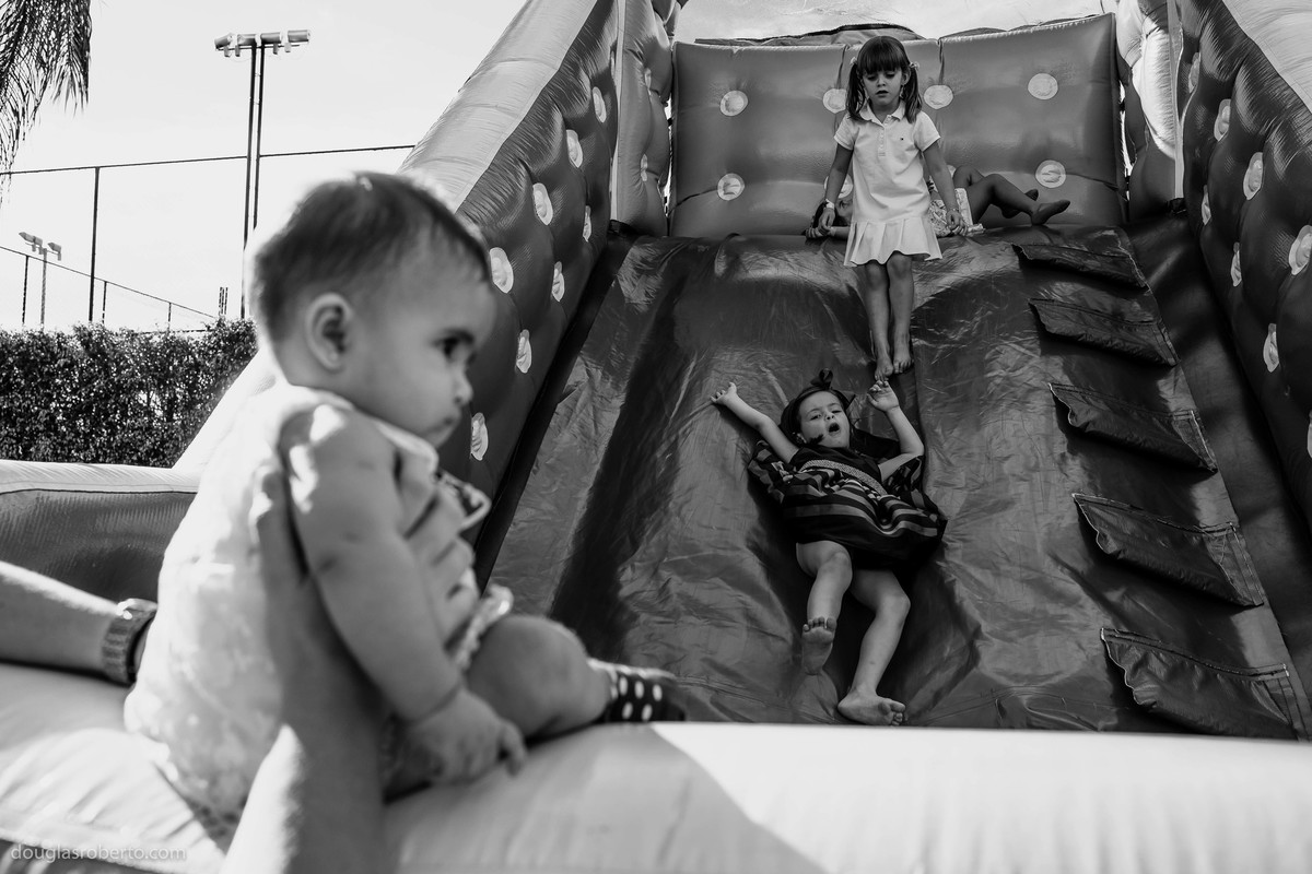 criança escorregando no escorregador