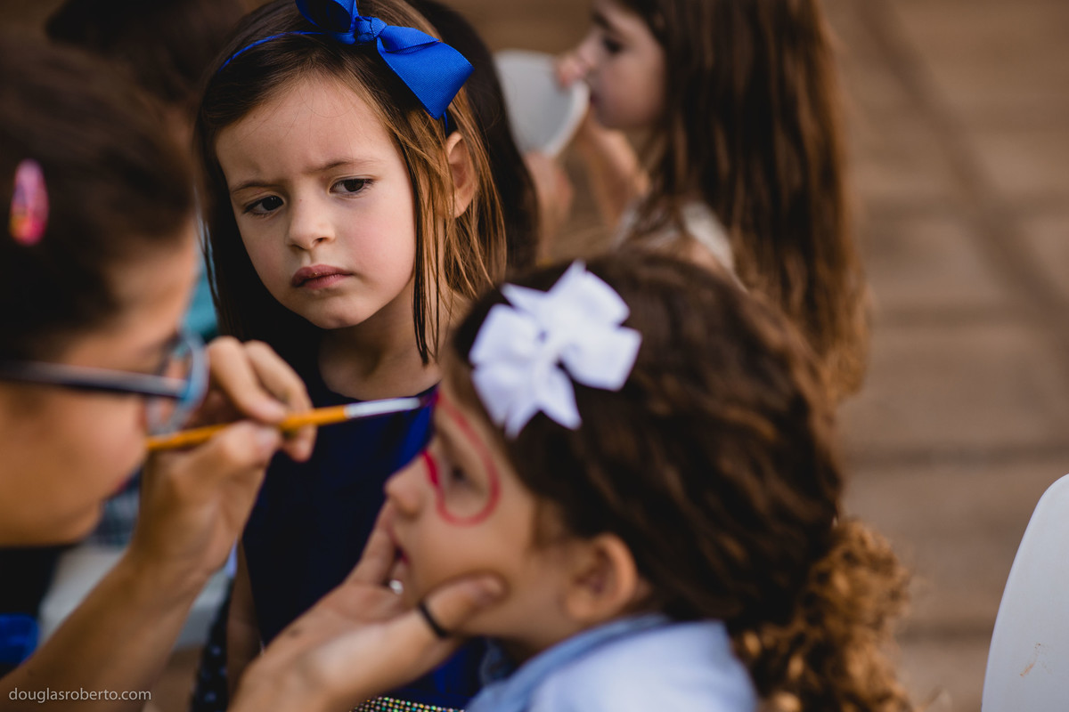 criança desconfiada