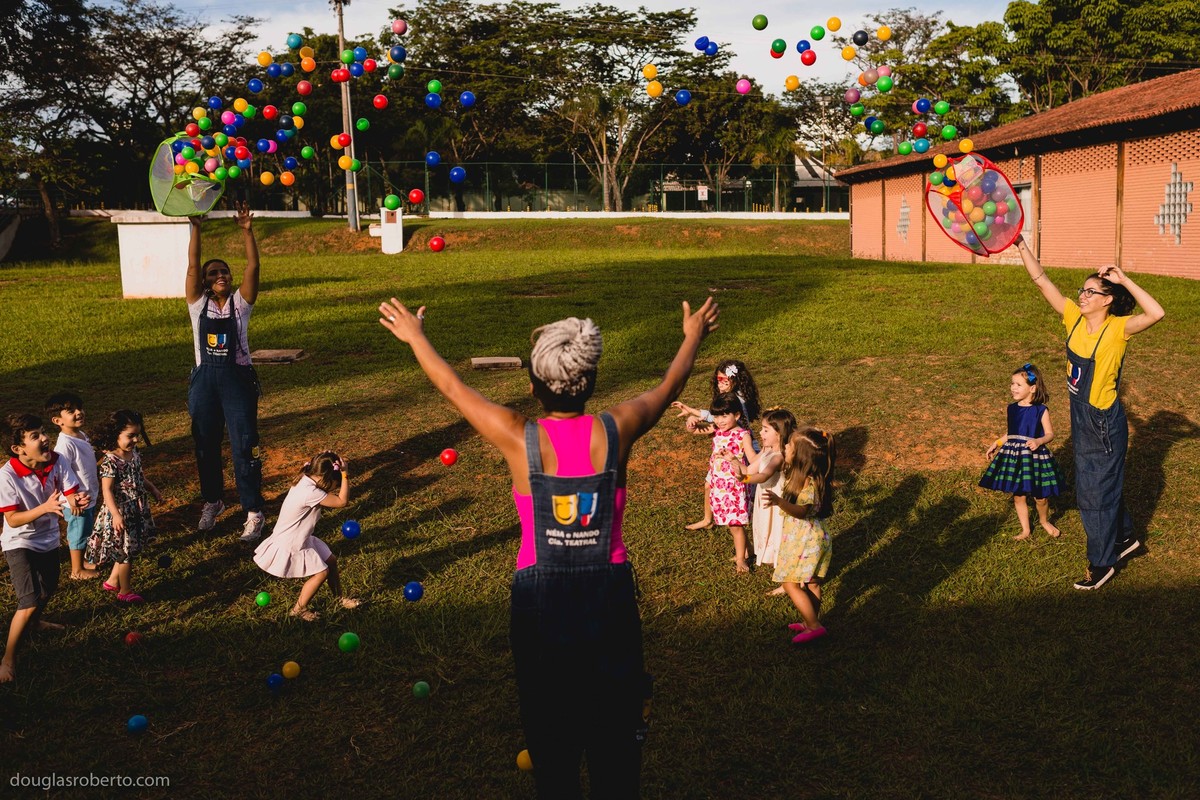 brincando de bolinha na festa infantil
