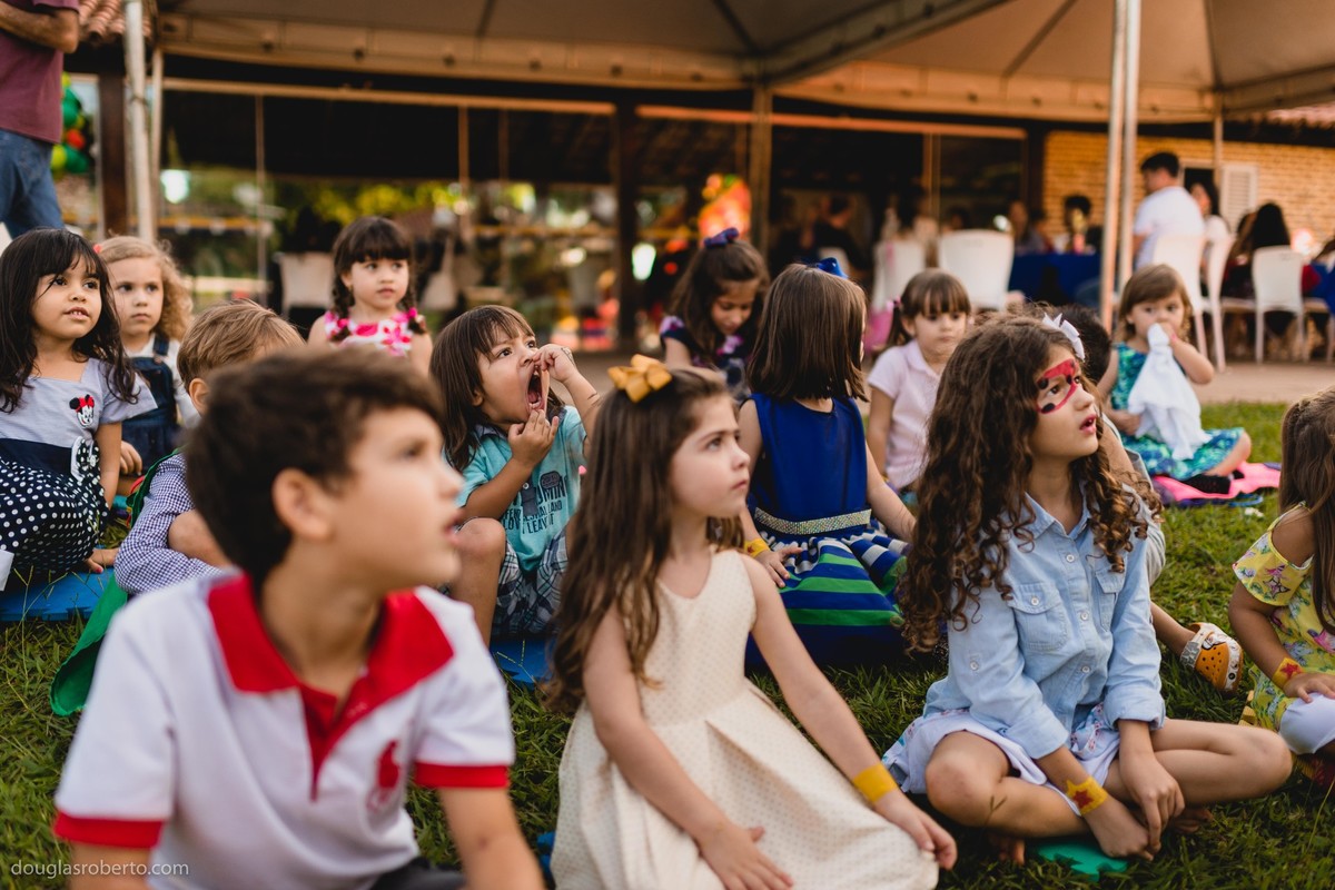 menino fazendo careta