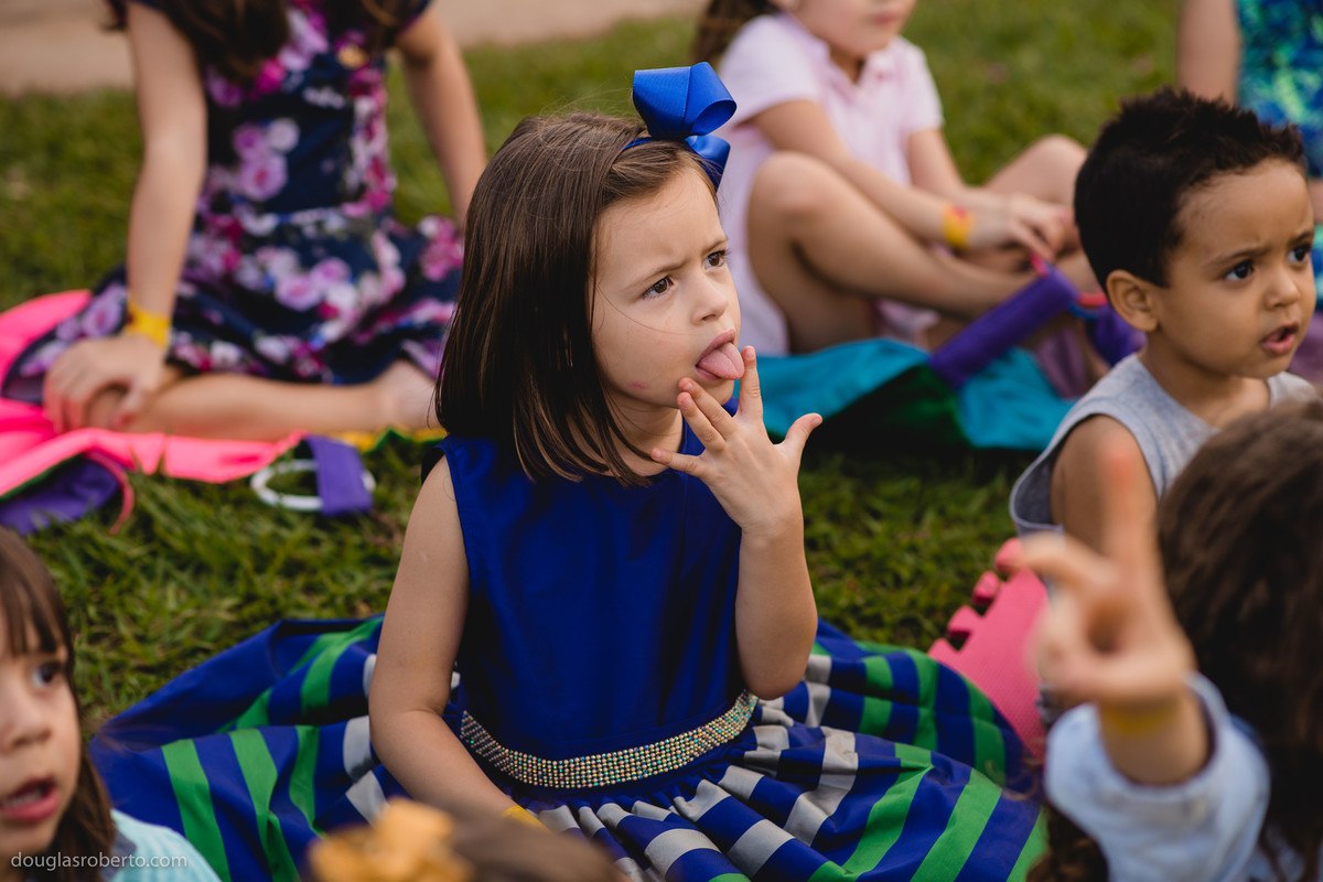 menina fazendo careta