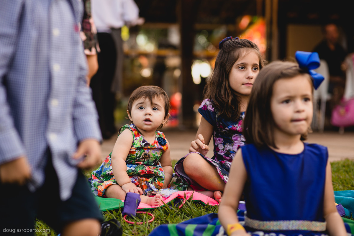 menina olhando para a câmera