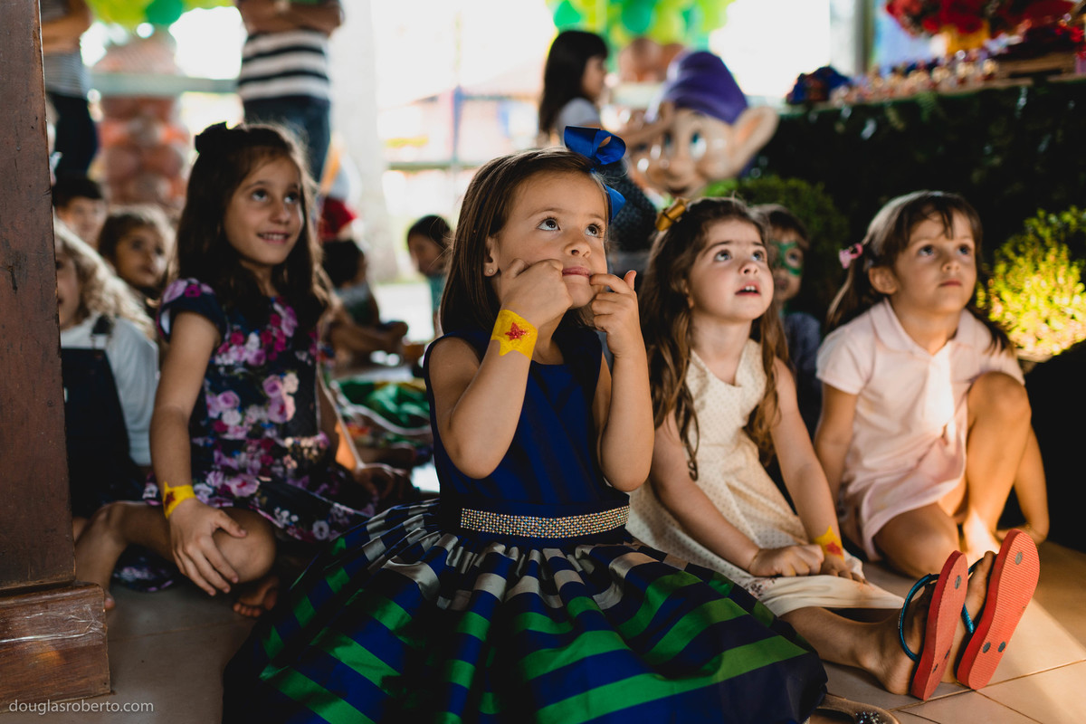 menina fazendo careta