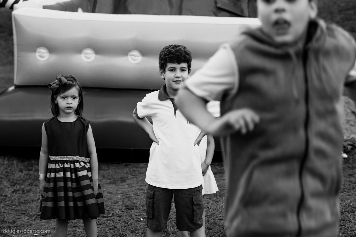 criança desconfiada