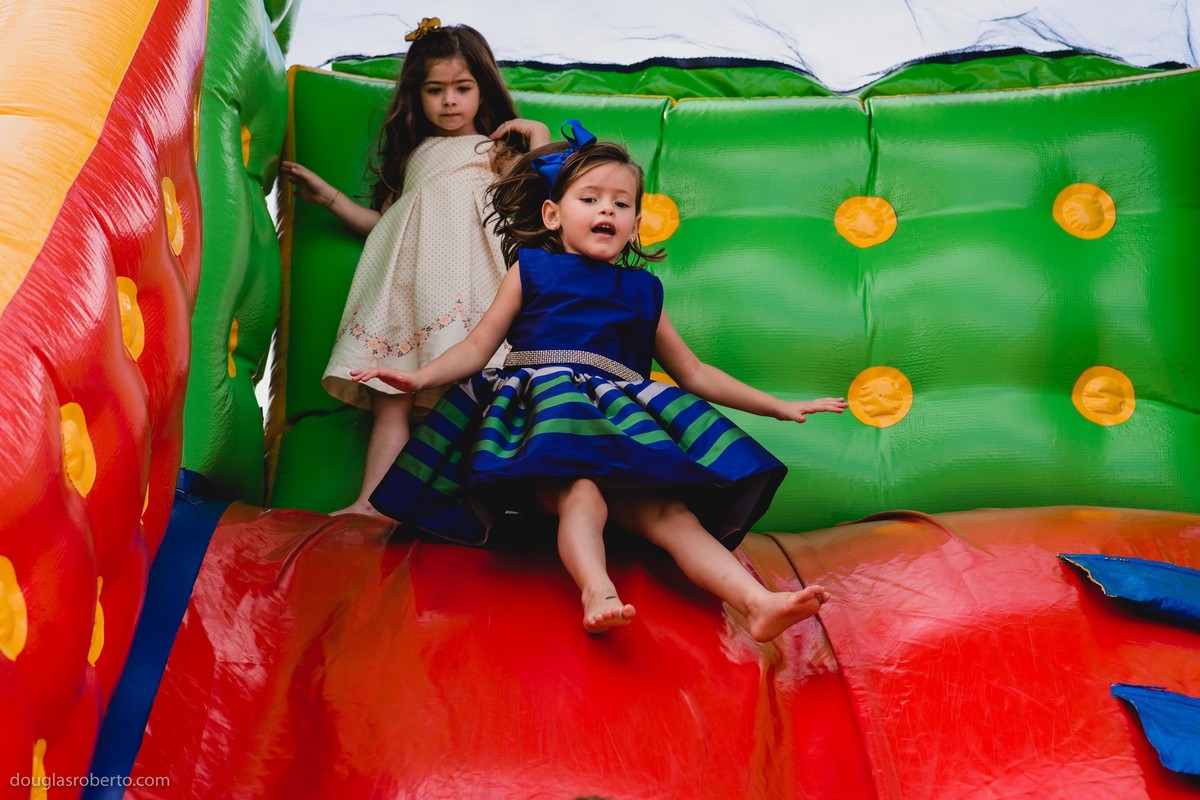 menina escorregando no escorregador