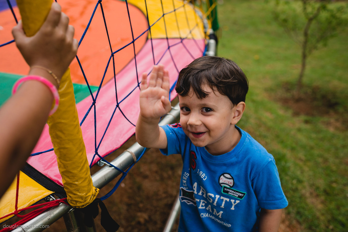 menino brincando