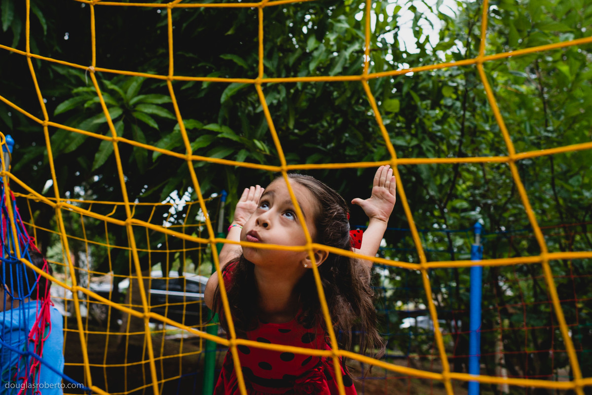 menina brincando no pula pula