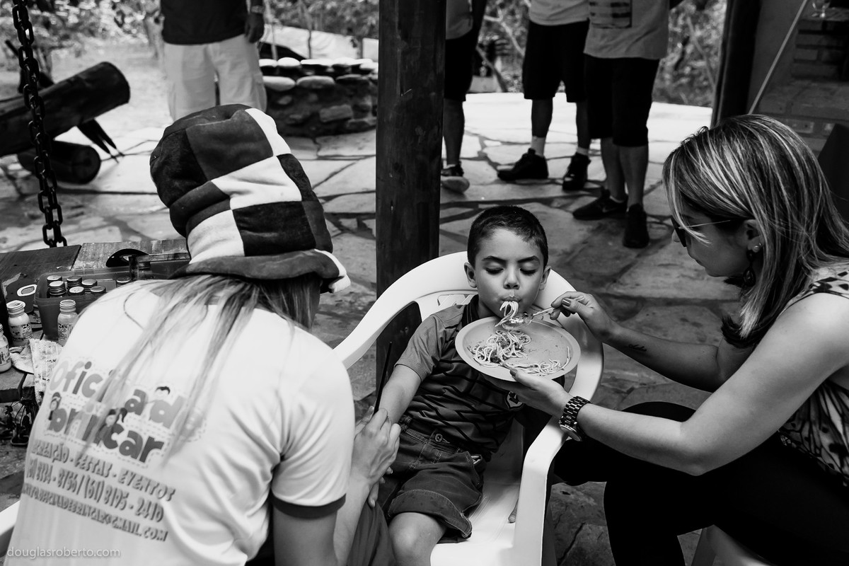 menino comendo