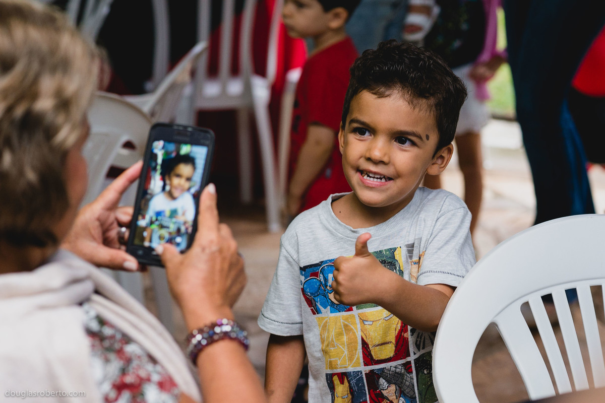 criança tirando foto