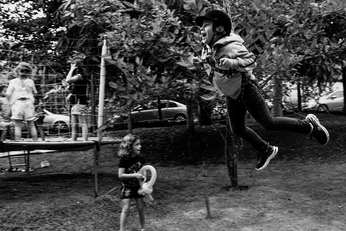 criança brincando de tiroleza