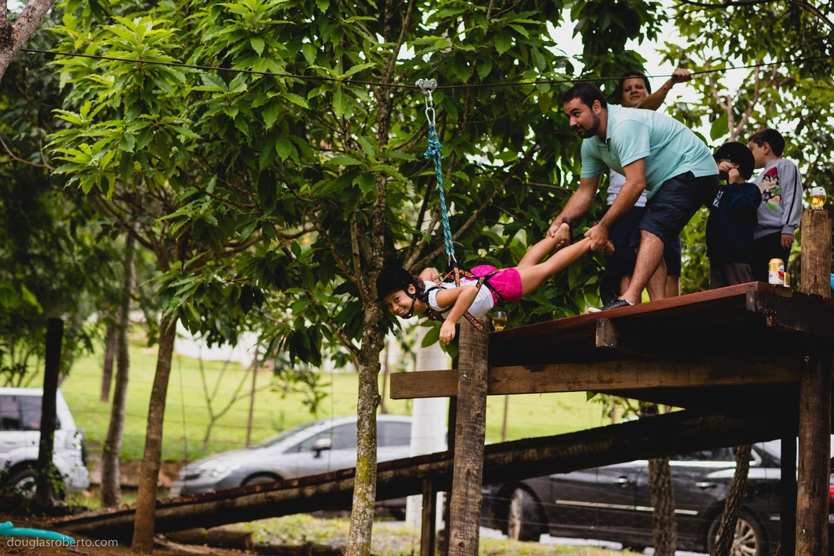 criança brincando de tiroleza