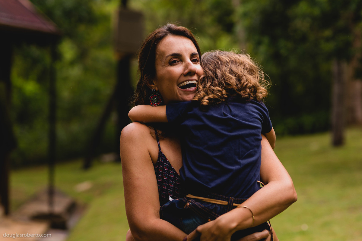 abraço de mãe e filha