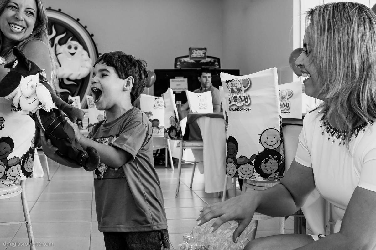 menino feliz com o presente