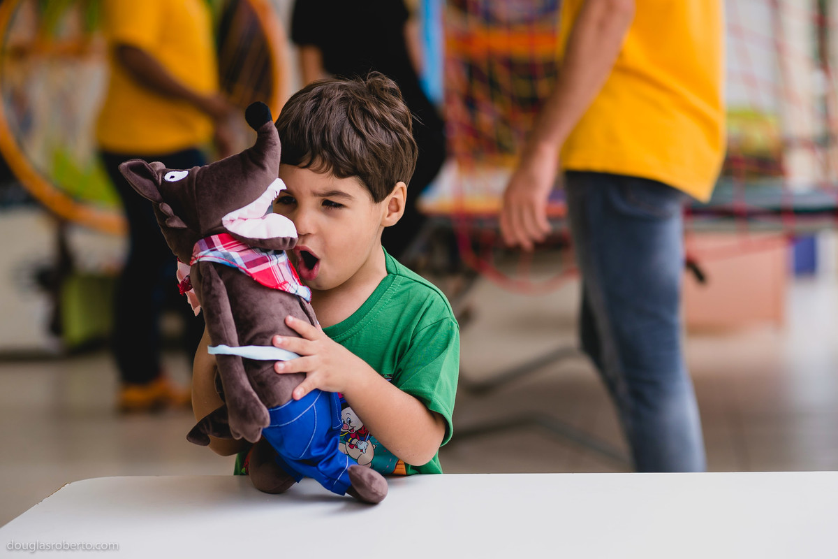 menino brincando com o lobo mau