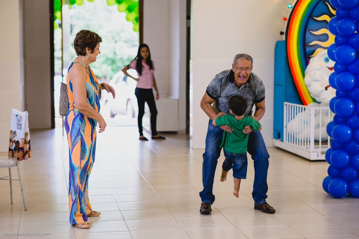 criança correndo para os braços do vó