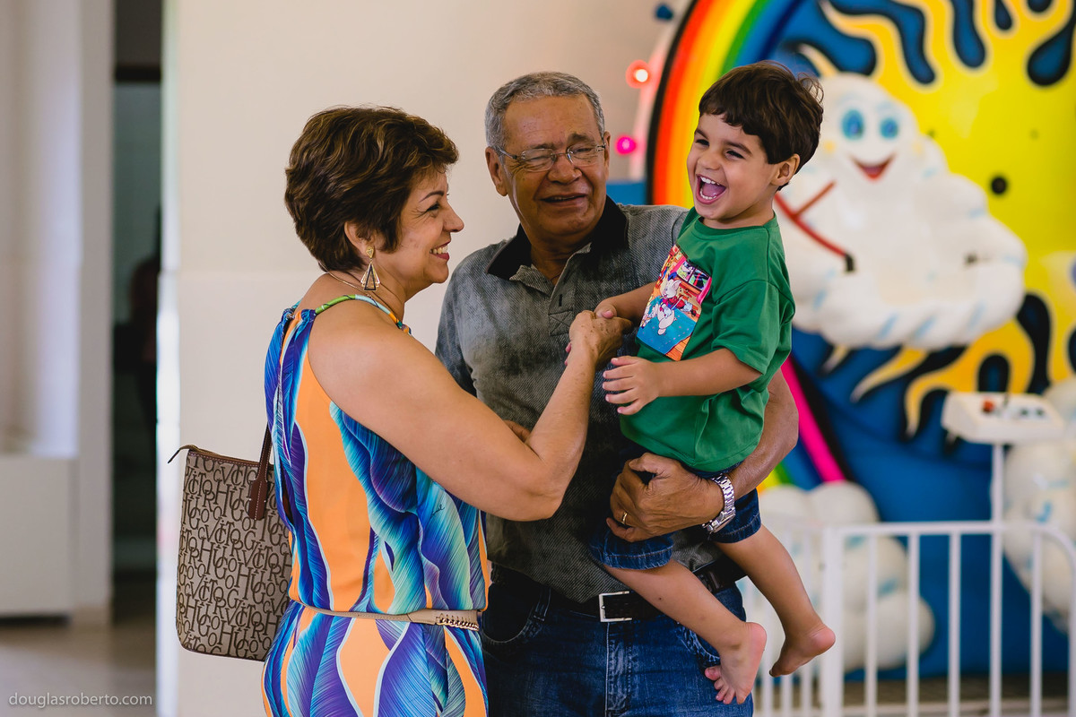 criança com os avos