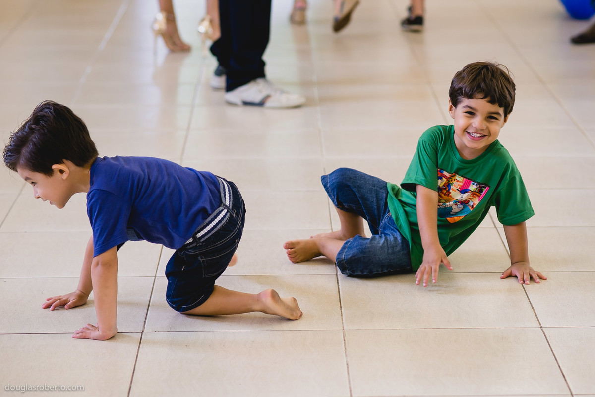 criança brincando no cão