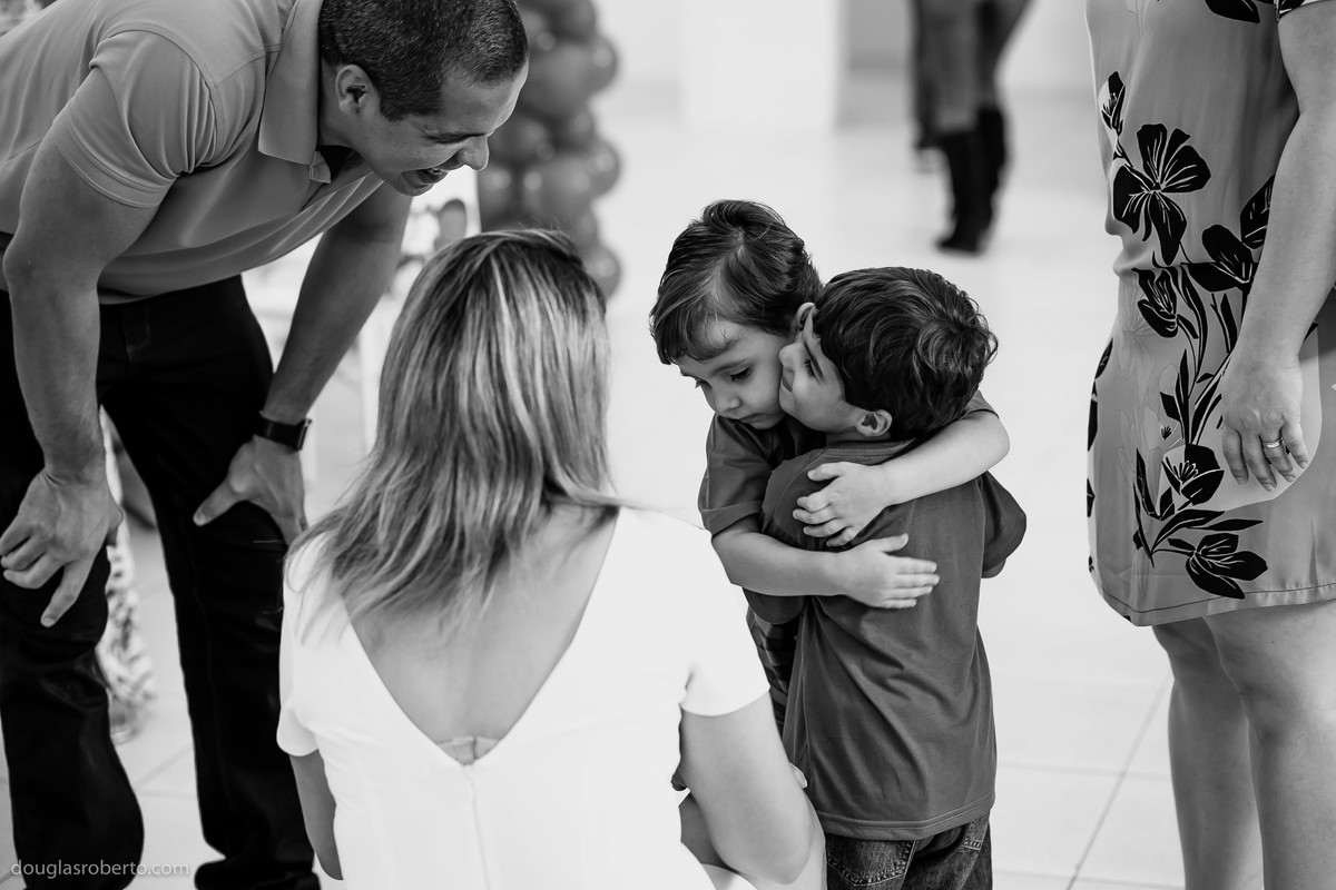 criança abraçando amigo