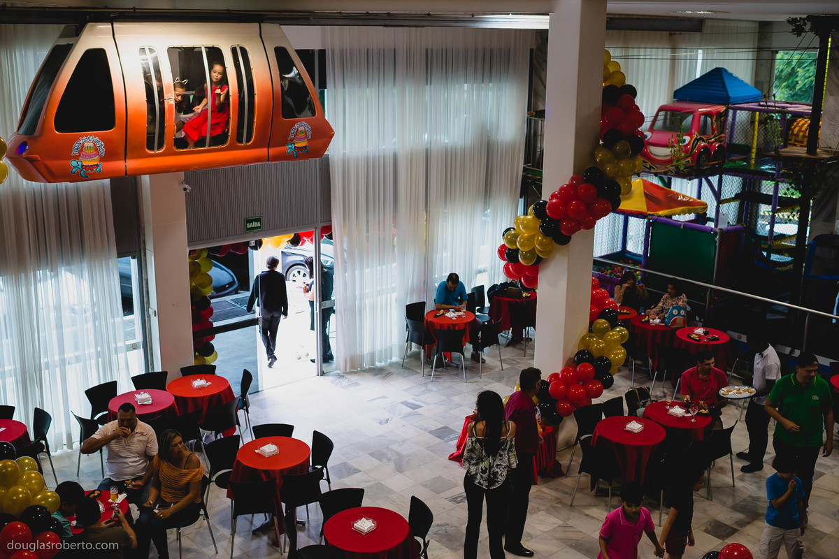 criança brincando no metro