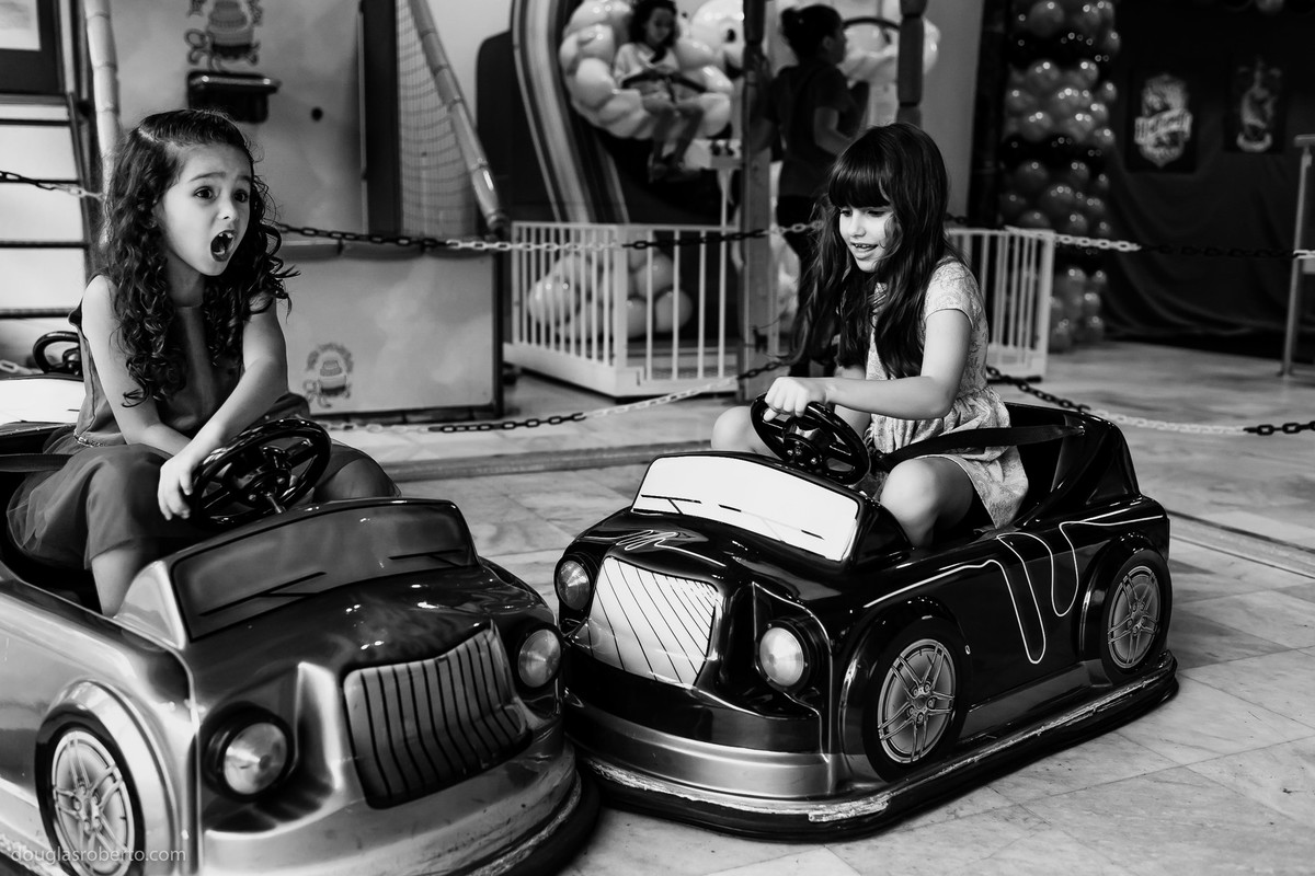 meninas brincando no bate bate