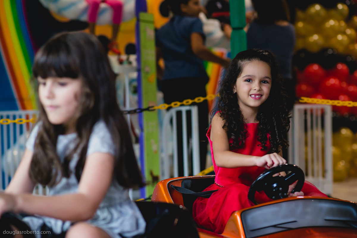 meninas brincando no bate bate