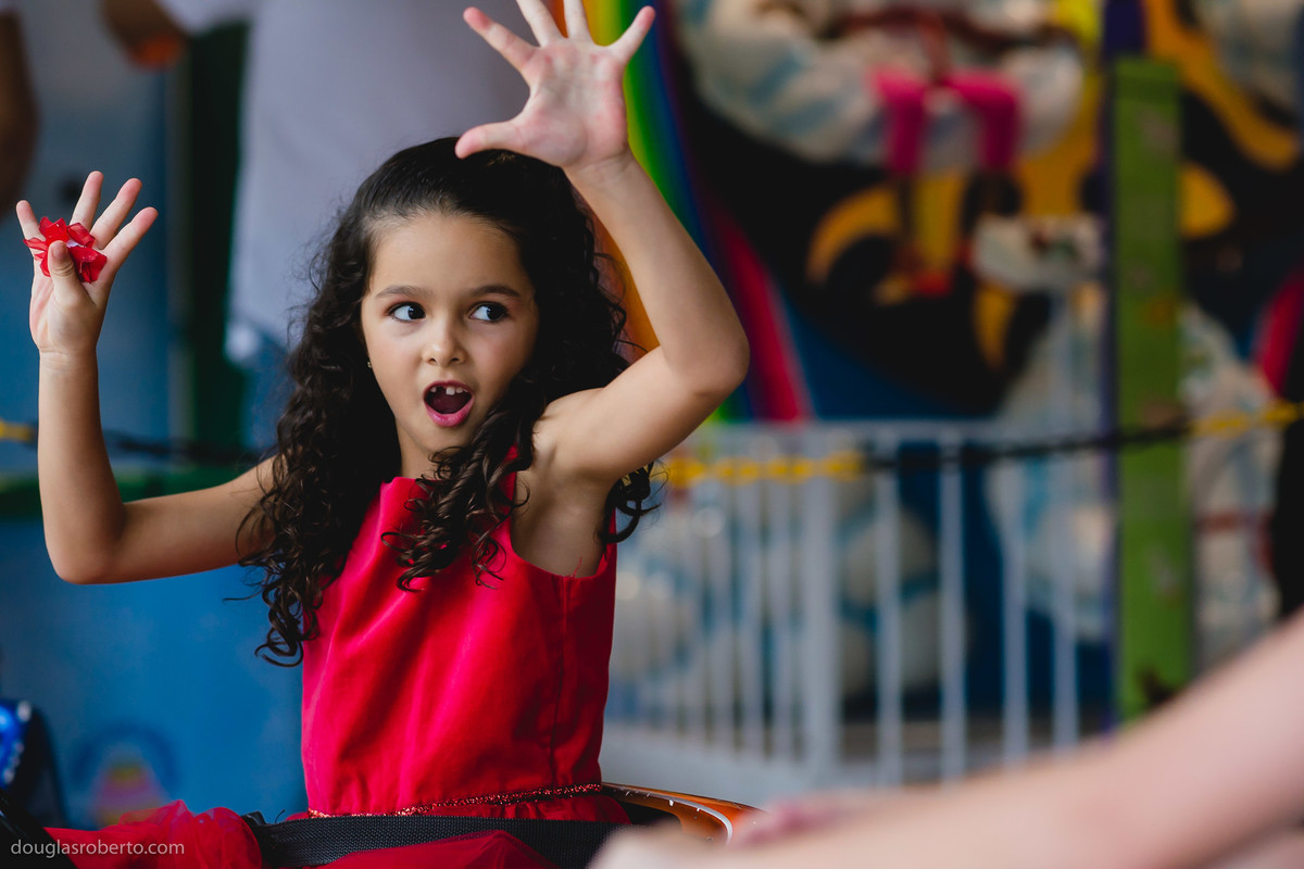 meninas brincando no bate bate