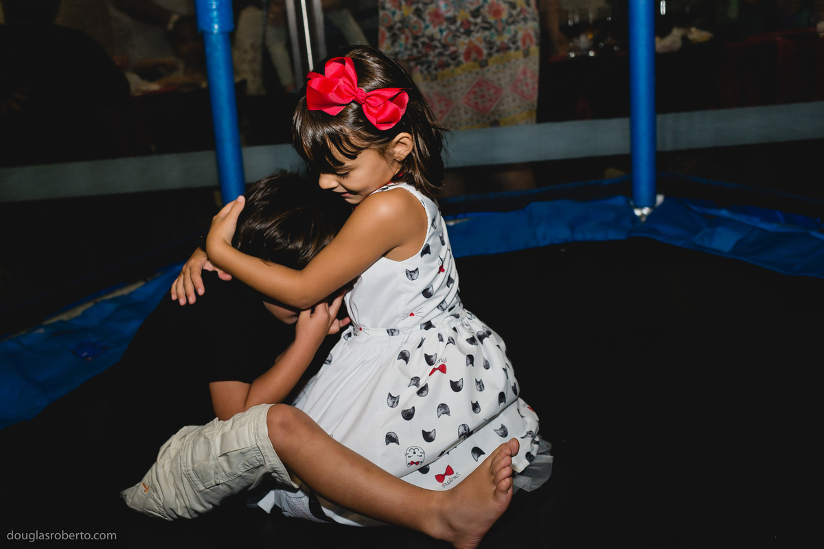 menina abraçando menino