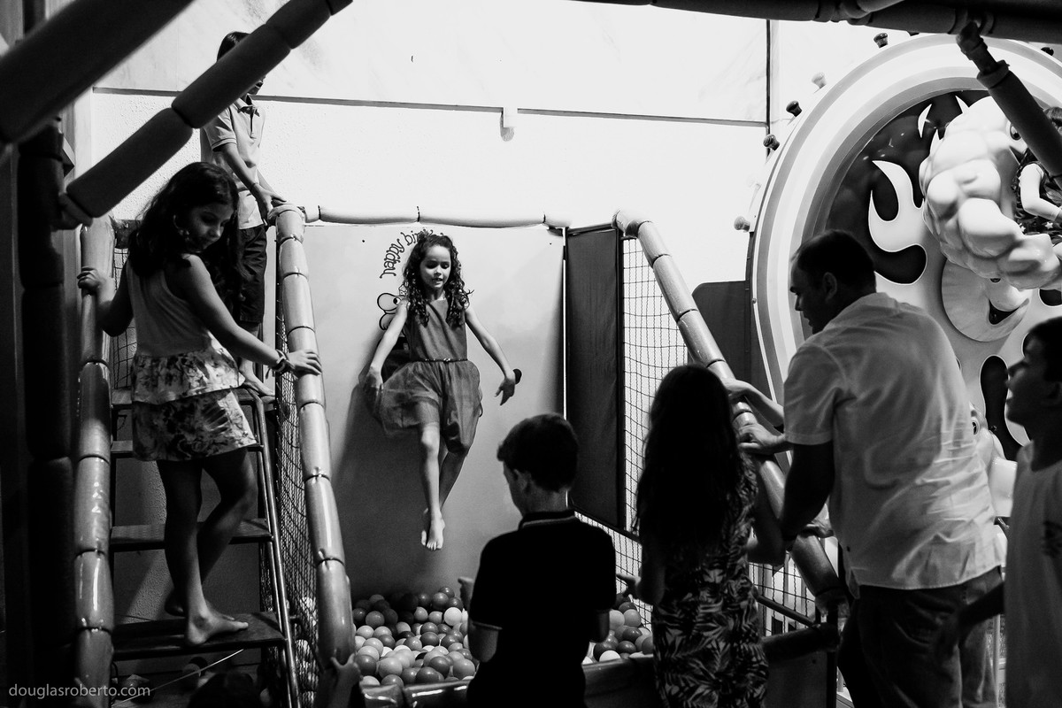 menina na piscina de bolinhas