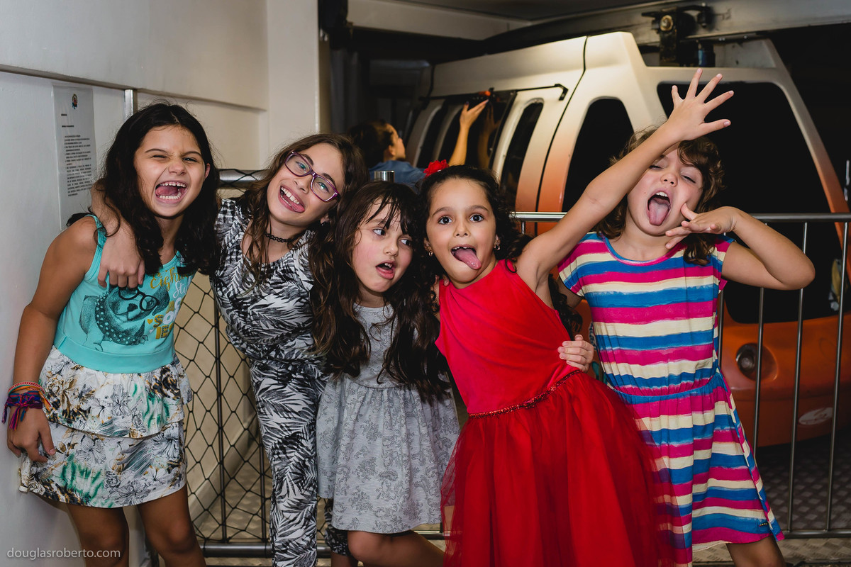 amigas fazendo careta