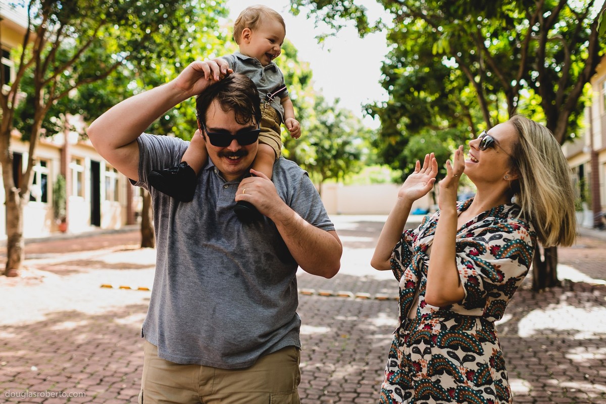 criança brincando com os pais