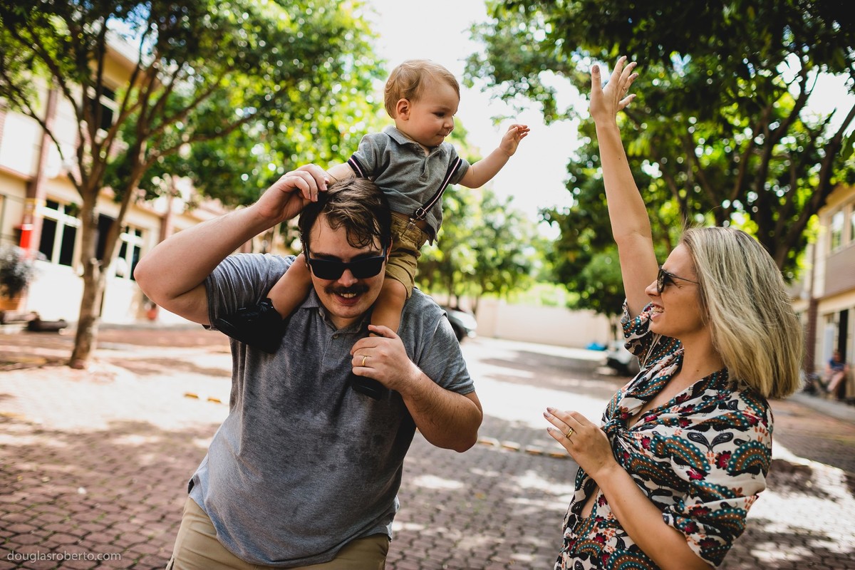 criança brincando com os pais