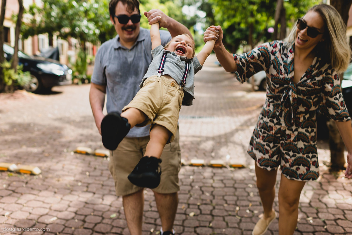 pais jogando o filho para cima