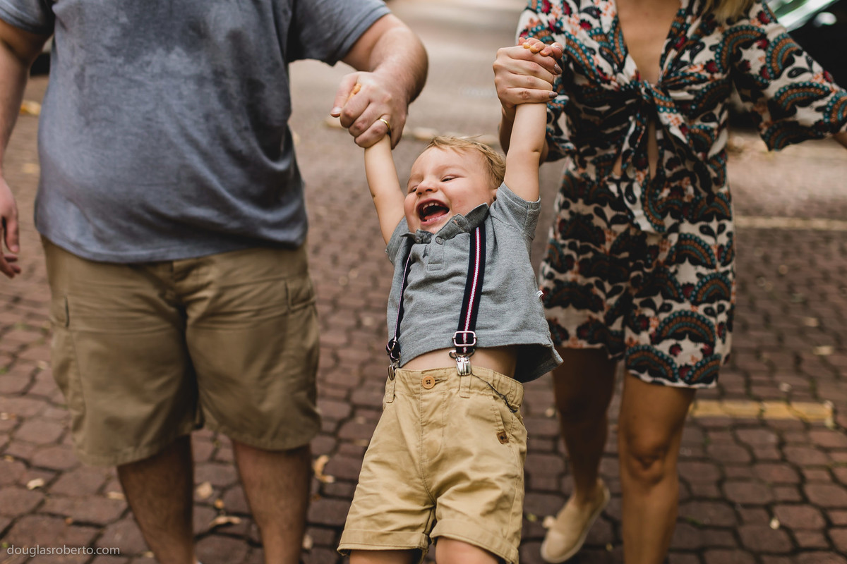 pais jogando o filho para cima